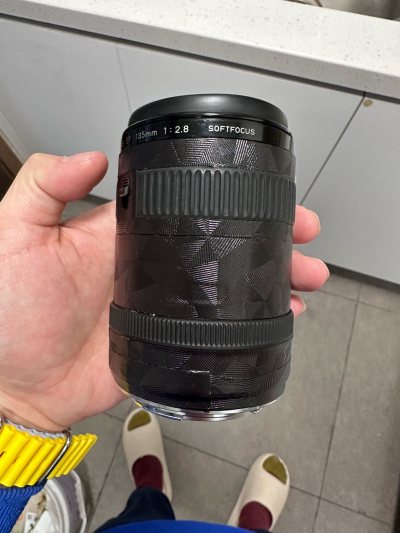 佳能这款长焦大光圈镜头自带柔焦效果，而且拍人还十分不错，长焦的压缩感还是挺棒的，价格便宜而且体积不大，把玩把玩还是不错的