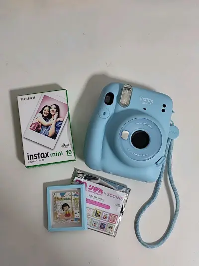 在挖煤姬入手拍立得，还有一盒相纸，还搭了樱桃小丸子冰箱贴一起邮寄，小丸子的冰箱贴太可爱了，EMS物流速度比预想快，包装严实无破损，商品状态也很好，整体购物流程顺畅，体验超满意～



