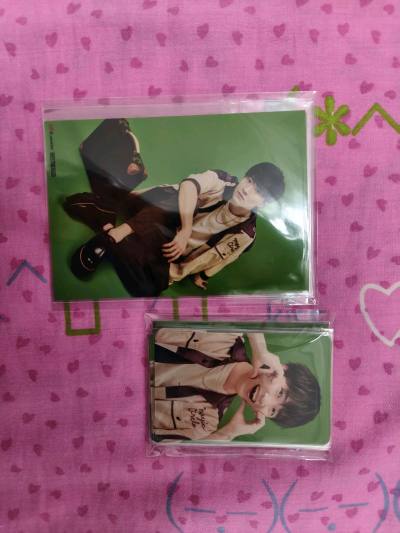 好价切到非常完整的一套专辑随赠小卡，yhm收集的很全面。扇子被照片正反两面骗到了，以为是两个其实是正反，可恶。其他的周边已经收藏好了，还会继续切的www