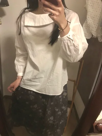 这个彩色波点半裙太美了 但可惜里面内衬坏了 卖家没有说明 但是不太影响穿 白色波点长裙也很好看 衬衣领子很特别