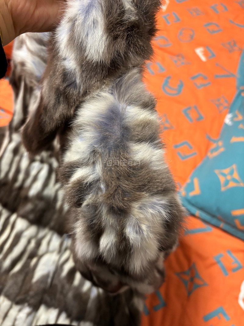 商品实物还是很美的，颜色也比较显白亮，唯一的缺点卖家对商品描述并不完善，可以看看上传的图片，仅供参考。