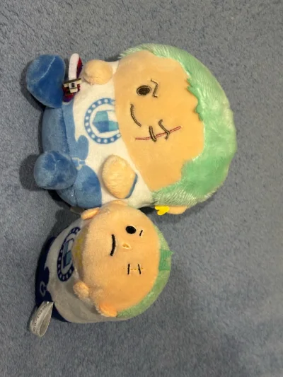 谁懂啊！海淘挖到的宝藏玩偶也太可爱了?
这对《海贼王》索隆迷你毛绒真的戳中我心巴！
一大一小叠在一起软fufu的，绿藻头和刀疤细节都超还原，抱着rua一整天都不腻～
还有我期待已久的小贴纸，收集了从漫画的第一册到第100册，还单独裁剪，每一张都是独立的，非常方便收纳...谁懂啊！海淘挖到的宝藏玩偶也太可爱了?
这对《海贼王》索隆迷你毛绒真的戳中我心巴！
一大一小叠在一起软fufu的，绿藻头和刀疤细节都超还原，抱着rua一整天都不腻～
还有我期待已久的小贴纸，收集了从漫画的第一册到第100册，还单独裁剪，每