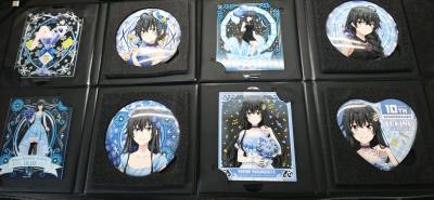 终于是到货了。把生日吧唧套装集齐了。不太懂为什么国内找不到23年的吧唧套装，能在挖煤姬掏的还是蛮开心的。


