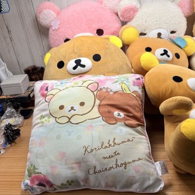 这次入手的轻松熊系列毛绒玩偶和抱枕真的太治愈了
从下单到收货的全程体验都很顺畅，物流速度快，包装也做得很扎实，拆开时所有玩偶和抱枕都完好无损，没有出现变形或脏污的情况。
实物的质感比图片还要惊喜，毛绒面料柔软亲肤，摸起来蓬松又舒服，抱在怀里安全感满满。不同款式的轻松...这次入手的轻松熊系列毛绒玩偶和抱枕真的太治愈了
从下单到收货的全程体验都很顺畅，物流速度快，包装也做得很扎实，拆开时所有玩偶和抱枕都完好无损，没有出现变形或脏污的情况。
实物的质感比图片还要惊喜，毛绒面料柔软亲肤，摸起来蓬松又舒服，抱在怀