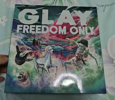 淘到了这张GLAY于2021.10.06发布的第16张专辑的G-DIRECT限定版。日本新品已sold out，二手都非常稀有。以低于发售价买到可以说非常有满足感。

超大一盒，本身材质是软纸盒，挖煤姬的竹蜻蜓快递超给力，包装厚实，没有一丝因为物流造成的损坏。