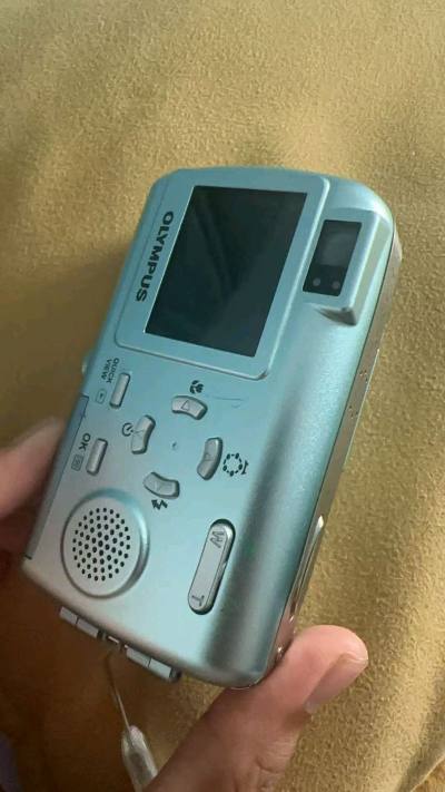 淘到一台颜色好漂亮的奥林巴斯，冰霜蓝在国内这个颜色也很少见，成色也挺好的，还附带原包装盒，挖煤姬上面经常有大额优惠券，买下来比国内价格便宜多了