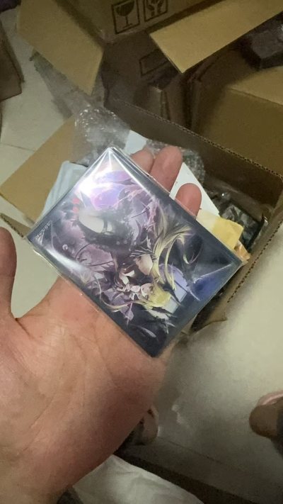终于收到心仪的靈王的波動25th金碎和红泪之魔卡套！卡牌品相完美，镭射纹路超吸睛，卡套质感细腻。卖家包装严实无磕碰，物流高效，收藏党狂喜，体验感拉满！