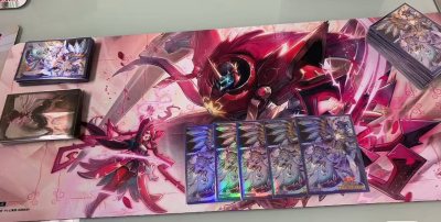 这次入手了三款游戏王官方卡套，整体体验超棒！「列王诗篇」款的镭射渐变效果在光线下超炫。「龙女仆的送行」款是经典女仆团立绘，全息质感细腻，KONAMI出品的做工扎实，边缘裁剪整齐不划手。「塞拉的蛊惑魔」款是20周年纪念款，活泼的少女画风很戳人，全新未开封的包装也让人放...这次入手了三款游戏王官方卡套，整体体验超棒！「列王诗篇」款的镭射渐变效果在光线下超炫。「龙女仆的送行」款是经典女仆团立绘，全息质感细腻，KONAMI出品的做工扎实，边缘裁剪整齐不划手。「塞拉的蛊惑魔」款是20周年纪念款，活泼的少女画风很戳