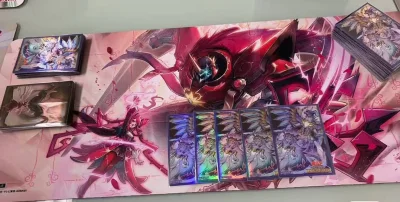 这次入手了三款游戏王官方卡套，整体体验超棒！「列王诗篇」款的镭射渐变效果在光线下超炫。「龙女仆的送行」款是经典女仆团立绘，全息质感细腻，KONAMI出品的做工扎实，边缘裁剪整齐不划手。「塞拉的蛊惑魔」款是20周年纪念款，活泼的少女画风很戳人，全新未开封的包装也让人放...这次入手了三款游戏王官方卡套，整体体验超棒！「列王诗篇」款的镭射渐变效果在光线下超炫。「龙女仆的送行」款是经典女仆团立绘，全息质感细腻，KONAMI出品的做工扎实，边缘裁剪整齐不划手。「塞拉的蛊惑魔」款是20周年纪念款，活泼的少女画风很戳