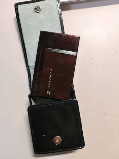 想要这个型号好久了，终于拿下了，出片果然不同凡响，卖家还送了一个小皮包太可爱了很惊喜。物流运的很快，非常丝滑，感谢挖煤姬。