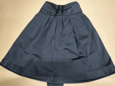 这件裙子看起来非常有质感，设计风格走的是优雅、复古且带有现代都市感的路线。它的面料带有微光泽，剪裁利落，非常适合作为职场通勤或半正式场合的穿搭。