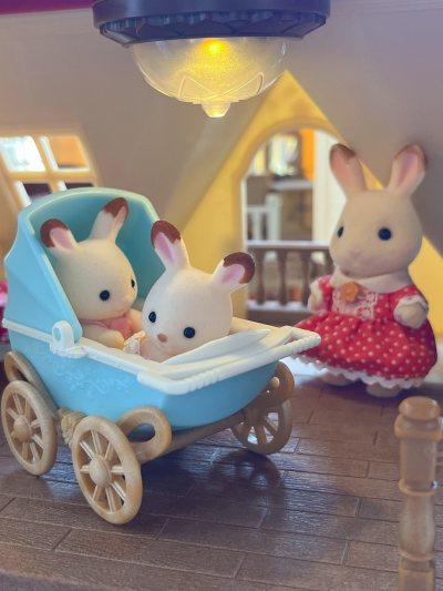 收到我的宝贝们了，真的是太太太惊喜了，二手和全新无差，包装太好看了，永远要相信挖煤姬的打包，从来没叫人失望过，又是爱上切煤的一天，闺女说一定要多买点儿，哈哈哈。