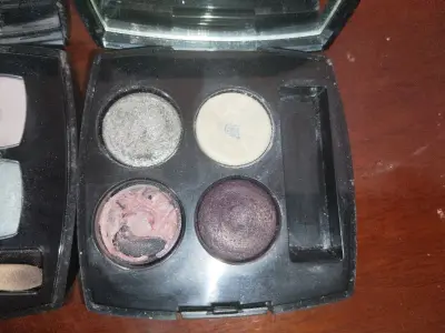 特别漂亮的眼影呢，而且包装的超级严实，到货也是很完美很漂亮，收到了一盘在国内绝版的眼影，而且用完积分以后邮费也不是很贵


