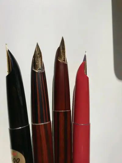 第一次在挖煤姬买钢笔，体验感拉满！购买操作简单快捷，下单后处理很及时，物流速度也特别快，没等多久就收到了。包裹包装严实，商品完好，效率和服务都很在线，呜呜呜国内好贵的价格这边折价一半就买到了！