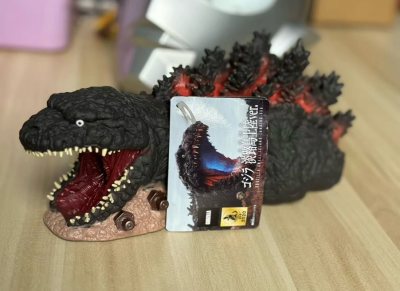 这款真哥斯拉软胶太对味了！黑红配色和背棘细节拉满，软胶材质手感扎实，还原了淡路岛形态，摆着超有压迫感，哥斯拉粉必入！