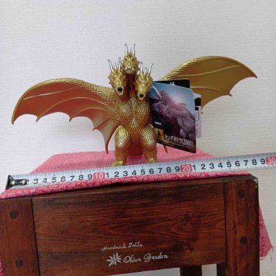 这只基多拉（2001版）太有王者气场了！✨通体鎏金质感拉满，三头龙造型霸气十足，翅膀展开超有压迫感，细节纹理也很精致，往桌上一摆就是妥妥的镇桌神兽，哥斯拉系列里的排面担当！