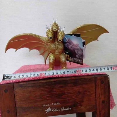 这只基多拉（2001版）太有王者气场了！✨通体鎏金质感拉满，三头龙造型霸气十足，翅膀展开超有压迫感，细节纹理也很精致，往桌上一摆就是妥妥的镇桌神兽，哥斯拉系列里的排面担当！