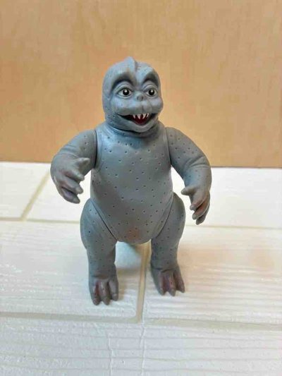 这只1991年的迷你拉软胶也太萌了吧！?
圆滚滚的身材、呆呆的表情，灰扑扑的皮肤还带着小气孔，复古感拉满，完全是哥斯拉家族里的“团宠宝宝”，老玩具的质感真的越看越有味道！