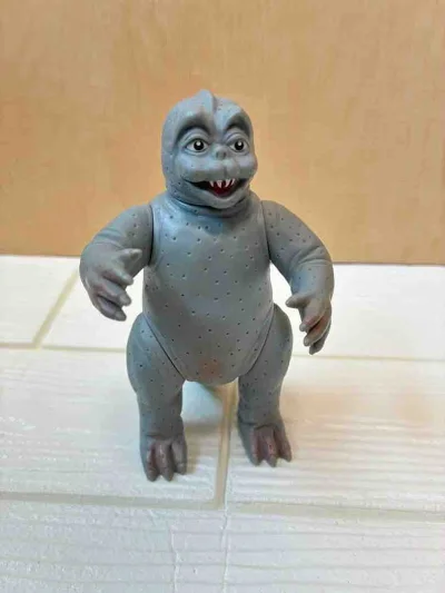 这只1991年的迷你拉软胶也太萌了吧！?
圆滚滚的身材、呆呆的表情，灰扑扑的皮肤还带着小气孔，复古感拉满，完全是哥斯拉家族里的“团宠宝宝”，老玩具的质感真的越看越有味道！