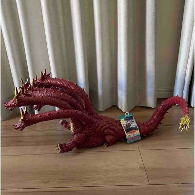 这只八岐大蛇软胶还原度很高，通体赤红的鳞甲质感厚重，八个龙头形态狰狞，1994年万代日版的做工扎实，摆出来充满邪神降临的压迫感，是哥斯拉系列里极具代表性的经典怪兽周边。