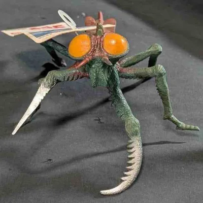 这只卡玛奇拉斯软胶设计感很强，昆虫形态的肢体刻画细腻，红绿配色层次分明，复眼和锯齿状前爪细节到位，复古做工扎实，充满原始怪兽的诡谲感。