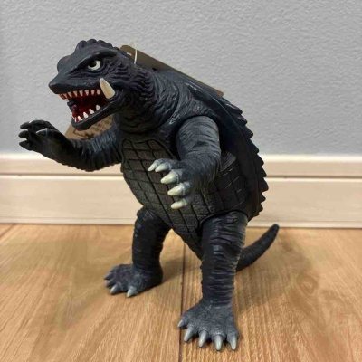 这套加美拉系列软胶阵容完整，复古质感浓郁。加美拉本体的龟甲纹理与獠牙细节刻画扎实，飞行形态怪兽的翼膜与金属胸甲层次分明，各角色配色鲜明、做工扎实，是极具收藏价值的特摄老物。