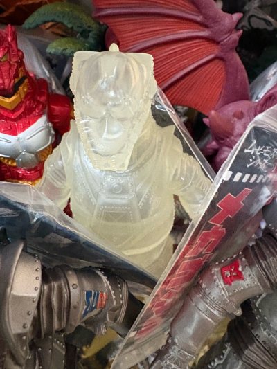 这是机械哥斯拉的透明黄限定款软胶，半透材质能清晰展现机械装甲的铆钉与管线细节，金属质感的结构刻画到位，在一众彩色怪兽周边中视觉辨识度极高，是极具收藏价值的限定款。