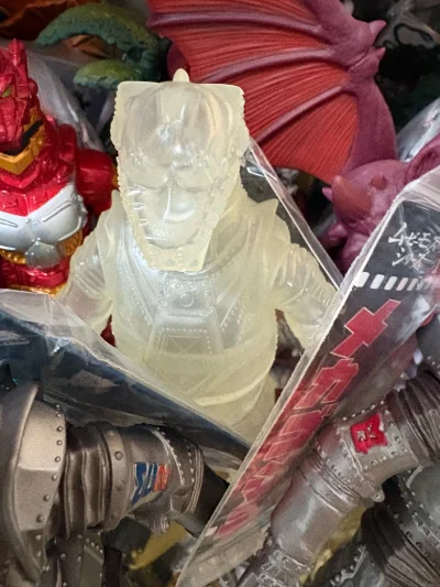 这是机械哥斯拉的透明黄限定款软胶，半透材质能清晰展现机械装甲的铆钉与管线细节，金属质感的结构刻画到位，在一众彩色怪兽周边中视觉辨识度极高，是极具收藏价值的限定款。