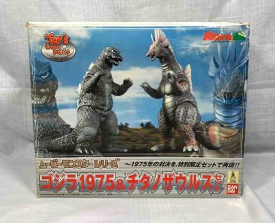 万代Toy&amp;#39;s dream project限定套装，完美还原1975年哥斯拉与泰坦龙对决场景。皮肤纹理与姿态刻画精准，收藏价值与纪念意义兼具。