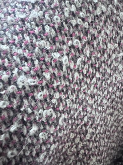 首单献给了这款Moé品牌12码半身裙，质感超棒！粗花呢面料混色细腻，灰粉白交织很有层次感，纹理精致显高级。版型挺括不软塌，腰头设计贴合舒适，整体风格优雅百搭，通勤休闲都能hold住，细节做工也很用心，值得入手~