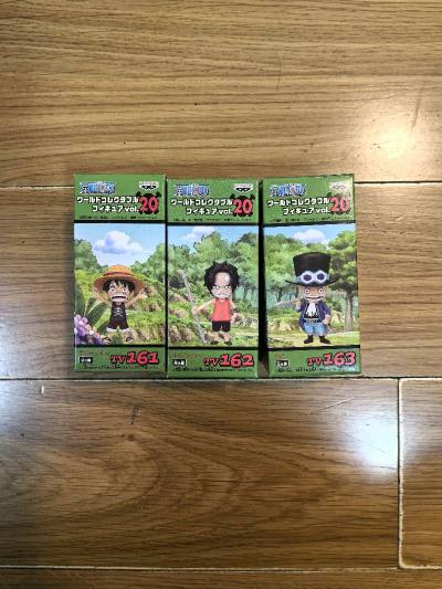 买了一些散套装的老货wcf，tv20的文字绘路飞萨博艾斯，非常不错的的造型，还有文字绘的路飞也是很不错的