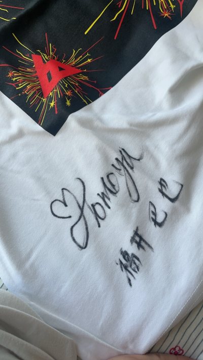 这次是福井巴也VOYZBOY2021SPARKS的签名服，体验真的超惊喜！原本价格是19999日元，我按了降价，结果下一天降价到9999日元！
商家特别靠谱，包装得很严实，衣服到手没有任何褶皱和破损，签名和印花都清晰完整，物流速度也比预期快，国际物流发货后只用了一周...这次是福井巴也VOYZBOY2021SPARKS的签名服，体验真的超惊喜！原本价格是19999日元，我按了降价，结果下一天降价到9999日元！
商家特别靠谱，包装得很严实，衣服到手没有任何褶皱和破损，签名和印花都清晰完整，物流速度也比预期