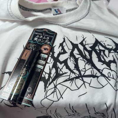 这件Volcan印花衫真的越穿越爱！图案设计辨识度拉满，暗黑美学与二次元萌感完美融合，每一处细节都超戳人，版型宽松显瘦不挑身材，穿上自带慵懒酷飒的氛围感，质感高级又舒服。恋爱魔镜和BK999睫毛膏也超惊喜，睫毛膏纤长卷翘不晕染，持妆一整天都在线，挖煤姬全程超省心，代...这件Volcan印花衫真的越穿越爱！图案设计辨识度拉满，暗黑美学与二次元萌感完美融合，每一处细节都超戳人，版型宽松显瘦不挑身材，穿上自带慵懒酷飒的氛围感，质感高级又舒服。恋爱魔镜和BK999睫毛膏也超惊喜，睫毛膏纤长卷翘不晕染，持妆一整天