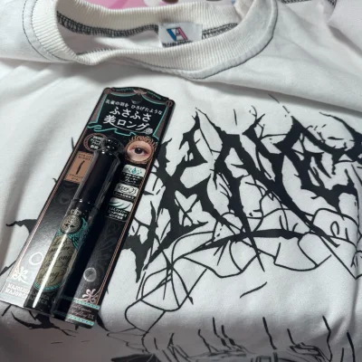 这件Volcan印花衫真的越穿越爱！图案设计辨识度拉满，暗黑美学与二次元萌感完美融合，每一处细节都超戳人，版型宽松显瘦不挑身材，穿上自带慵懒酷飒的氛围感，质感高级又舒服。恋爱魔镜和BK999睫毛膏也超惊喜，睫毛膏纤长卷翘不晕染，持妆一整天都在线，挖煤姬全程超省心，代...这件Volcan印花衫真的越穿越爱！图案设计辨识度拉满，暗黑美学与二次元萌感完美融合，每一处细节都超戳人，版型宽松显瘦不挑身材，穿上自带慵懒酷飒的氛围感，质感高级又舒服。恋爱魔镜和BK999睫毛膏也超惊喜，睫毛膏纤长卷翘不晕染，持妆一整天