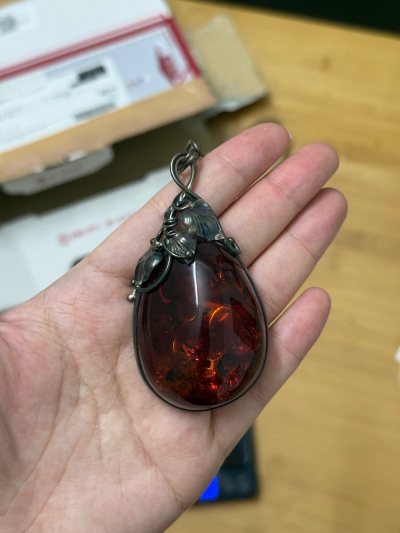 天啊！！第一次在切煤姬下单就得到一个大大大宝贝，超级好价的琥珀纯银镶嵌大吊坠，自从下单一刻起就每时每刻盯着app非常忐忑，直到收到快递看到快递的那一瞬间就安心啦，快递包装很好有厚泡沫和封包装，请看我的返图哈哈哈，还会再次用挖煤姬下单的！