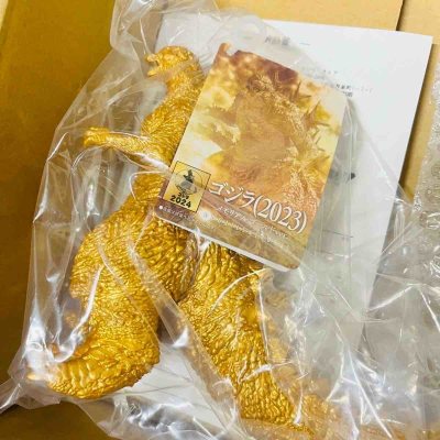 这款黄金哥斯拉2023纪念版手办质感细腻，金色涂装华丽吸睛，完美还原《哥斯拉-1.0》造型，搭配限定蓝光套装，收藏价值拉满，是哥斯拉粉丝的宝藏藏品。