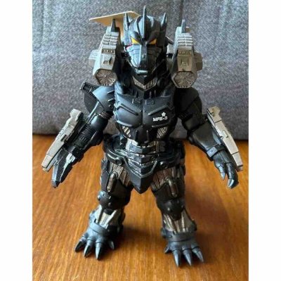 这款万代3式机龙（重武装型）软胶，机械装甲纹理细腻，黑银配色冷峻凌厉，重武装配件还原度高，完美展现“机械哥斯拉”的压迫感，是哥斯拉系列收藏必备。