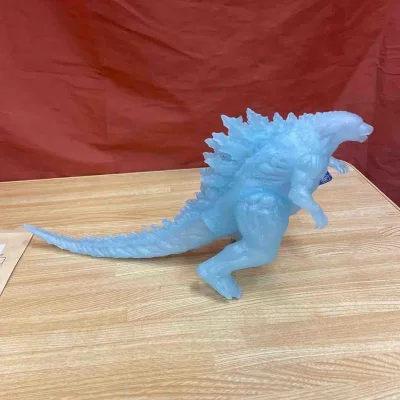 作为限定透明版，它跳出了常规配色，冰蓝闪粉设计辨识度极高，无论是陈列还是把玩，都能成为哥斯拉收藏中的亮眼焦点。