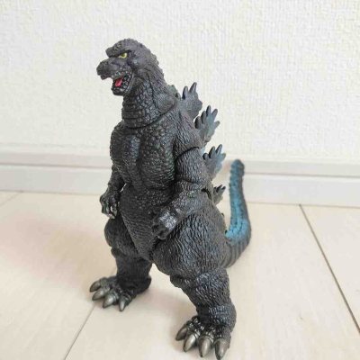 皮肤鳞片纹理刻画细腻，蓝背鳍渐变涂装层次分明，金属色爪尖点缀亮眼，关节可动性适中，完美复刻平成哥斯拉的厚重压迫感。