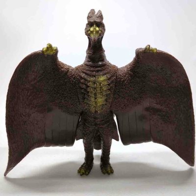 这款拉顿软胶完美还原经典造型，棕褐肌理与黄绿点缀质感细腻，巨大翼展充满张力，是哥斯拉系列中极具空中压迫感的收藏佳品。