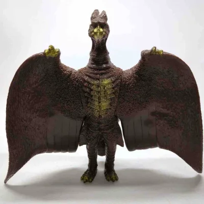 这款拉顿软胶完美还原经典造型，棕褐肌理与黄绿点缀质感细腻，巨大翼展充满张力，是哥斯拉系列中极具空中压迫感的收藏佳品。