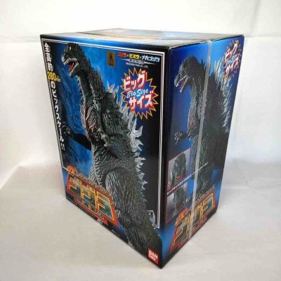 这款DX哥斯拉2004软胶全高约280mm，大尺寸带来十足压迫感，红痕胸甲与银白背鳍精准还原终战造型，是系列中极具分量的收藏级单品。