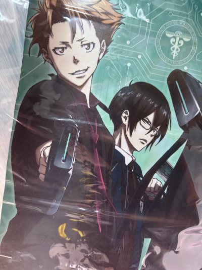 在挖煤姬蹲到了这款《心理测量者》的三人组大毛巾！包装完好无损，打包得严严实实，完全没有折痕和磨损。作为PP老粉，能收到狡啮慎也、宜野座伸元、縢秀星同框的周边真的太满足了，挂在房间里都觉得氛围感拉满！挖煤姬yyds，以后还会继续蹲稀有谷！