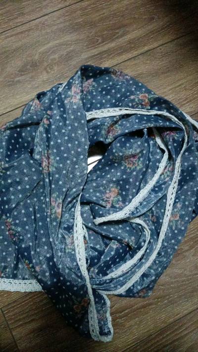 这次在挖煤姬买了很多东西，其中最喜欢的是这个碎花波点蕾丝蓝色围巾，它很轻薄，上面有很多可爱的元素，有我最喜欢的波点和蕾丝，碎花是粉红色的，搭配衣服很好看，物流也很快，好评好评！！