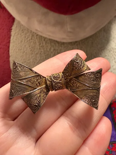 看到这一枚精致的蝴蝶结胸针瞬间心动，价格也很好果断拿下，快递运输挺快的，和另一单看到同时到达，包装很好有气泡膜和密封袋，安心安心，推荐大家在切煤姬下单，返图一下哈哈
