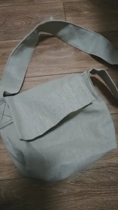 这次在挖煤姬买了好几件衣服，其中还有好几个包包，其中最喜欢的是这个亚麻包，它外表看上去很简约普普通通，但是其实很百搭，内衬还有波点和条纹，非常之细节美丽！摸着材质也很舒服，物流也很快，好评好评！