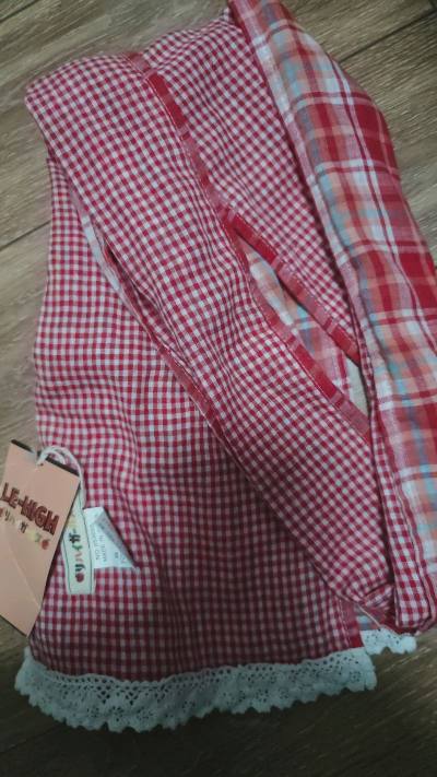 这次在挖煤姬买了好几件衣服，其中有好几条围巾，我都很喜欢，最喜欢的是一个红色格纹的，是全新的，它的正反面图案不一样，一面是大格纹，一面是小格纹，上面还有蕾丝，可爱又精致，喜欢喜欢！物流也很快，好评好评！！