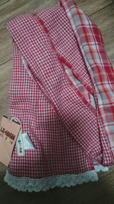 这次在挖煤姬买了好几件衣服，其中有好几条围巾，我都很喜欢，最喜欢的是一个红色格纹的，是全新的，它的正反面图案不一样，一面是大格纹，一面是小格纹，上面还有蕾丝，可爱又精致，喜欢喜欢！物流也很快，好评好评！！