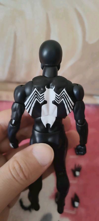 这次购物体验不错，物流速度快，打包也扎实，玩具价格比国内少了一大截，玩具造型帅气，可动强，人物涂装在线，动起来张力足，贴合漫画形象。非常不错的一次购物体验