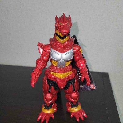 这款三式机龙（红色版）软胶以高饱和红金配色打造机械感，银胸甲与黑细节点缀层次分明，全身装甲刻线清晰，龙形头部与长尾设计还原度高，是极具视觉冲击力的收藏款。